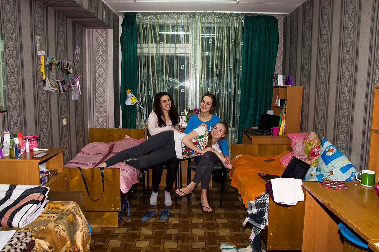 Подружки развлекаются в комнате общежития со своим приятелем