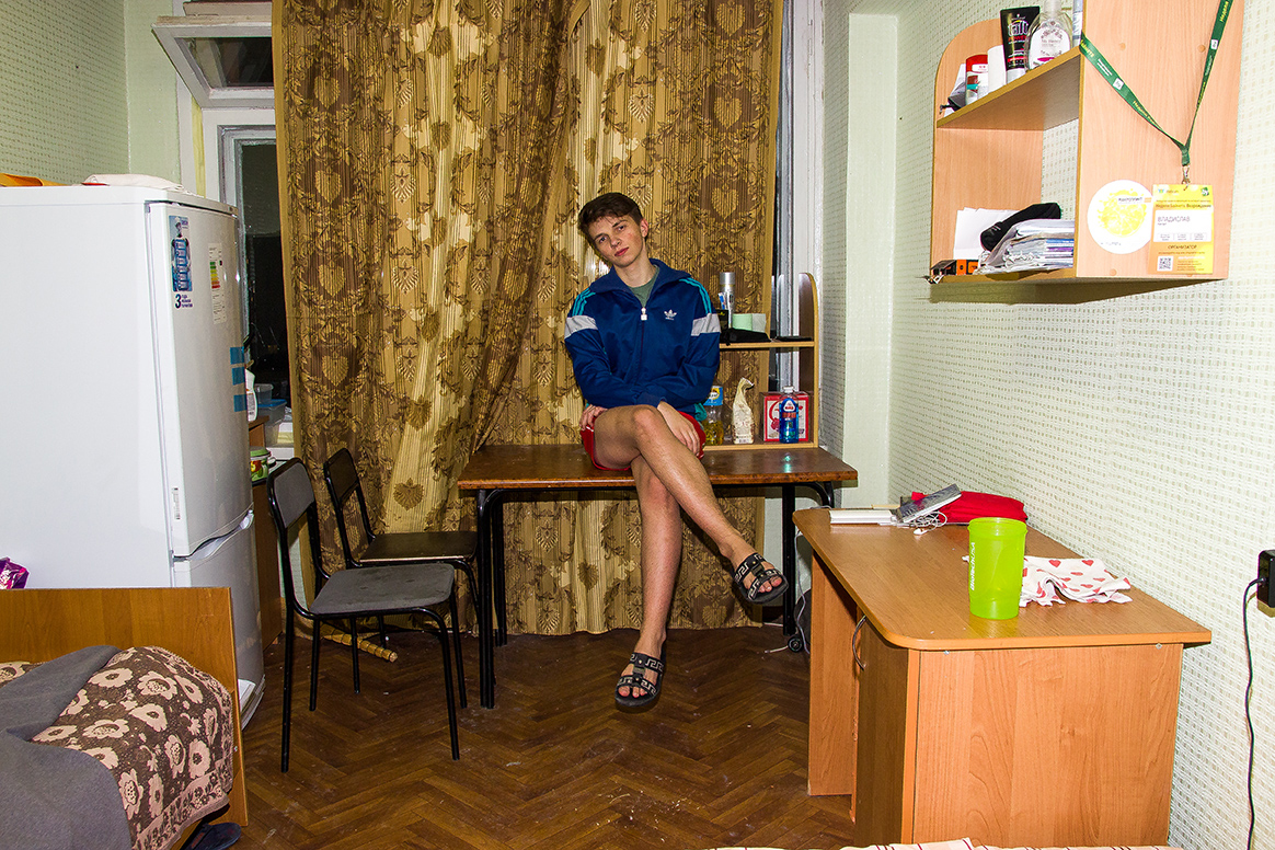 Сексуальная студентка показывает торчащие соски в комнате общежития
