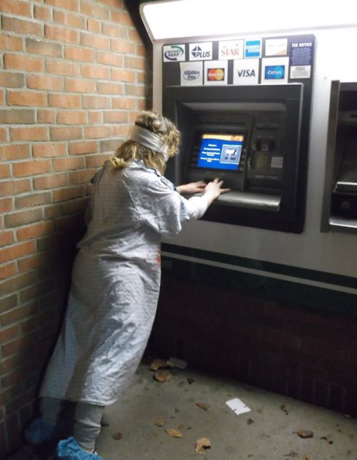Как снять деньги с банкомата в разных странах (19 фото)