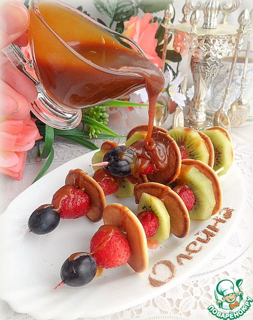 Мини-панкейки с ягодами под соленой карамелью