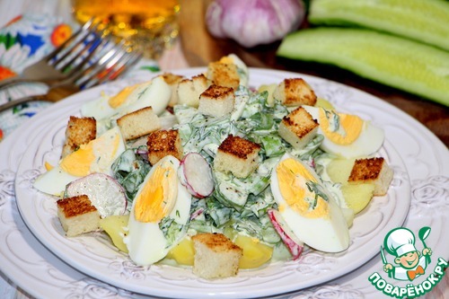 Весенний салат с яйцами и гренками