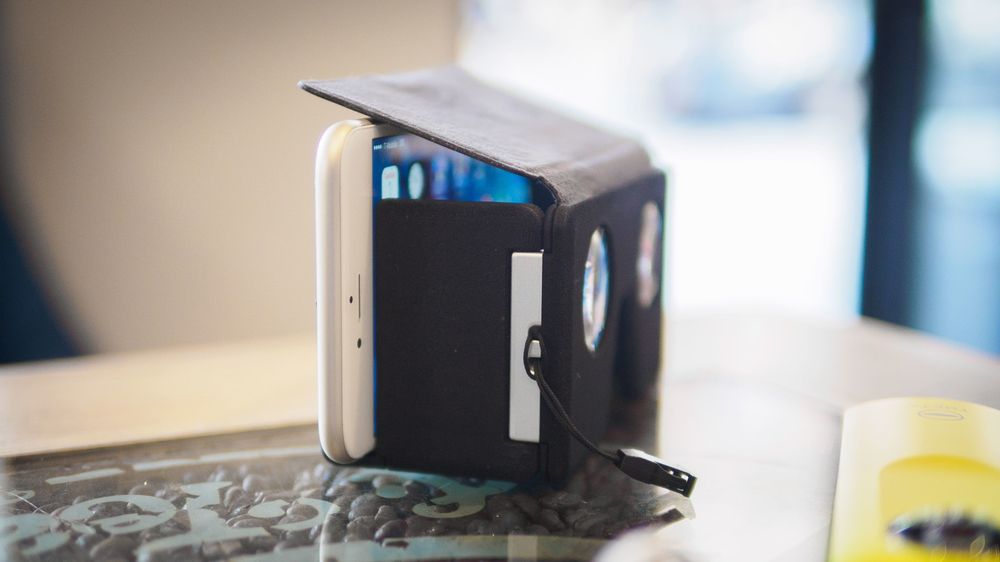 Гарнитура SmartVR позволяет спрятать виртуальную реальность в вашем кармане