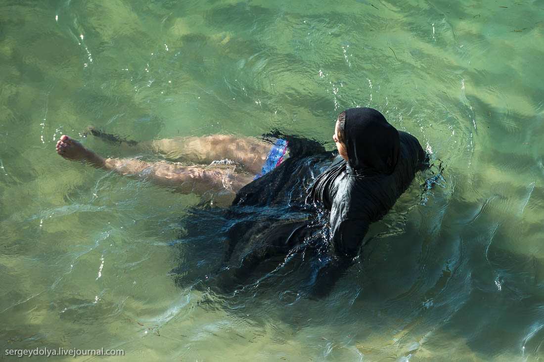 Умершего купаться. Мусульманки купаются. Арабские женщины купаются в море. Мусульманские женщины купаются. Араб купается.