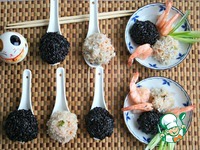 Рисовые шарики с морепродуктами "Белое-черное"