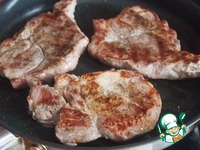 Мясо с гарниром из помидорок черри и горошка