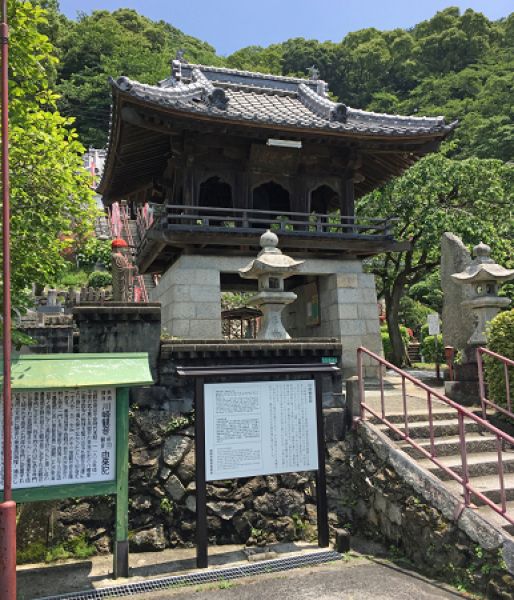Древний священный храм титек в Японии