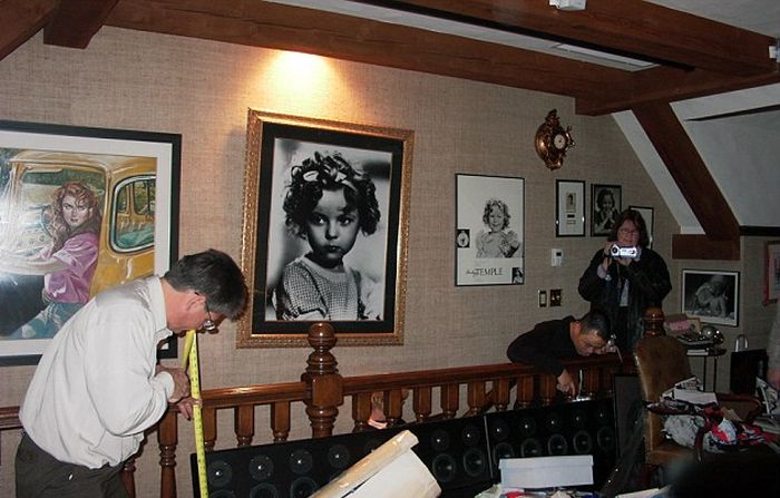 В сеть попали фотографии обыска в доме Майкла Джексона (11 фото)