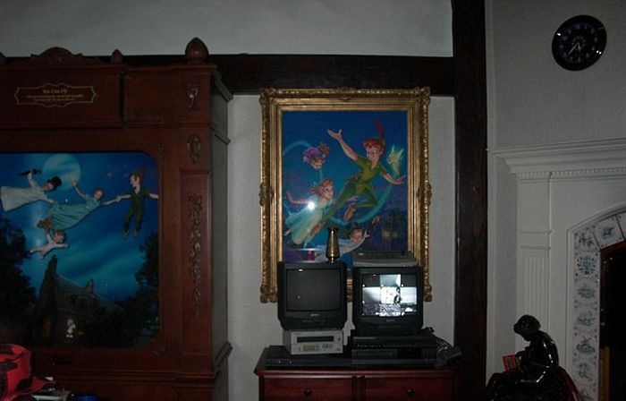 В сеть попали фотографии обыска в доме Майкла Джексона (11 фото)