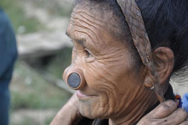 Для чего женщины народа апатани вставляли в нос пробки