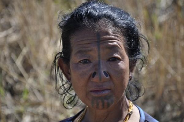 Для чего женщины народа апатани вставляли в нос пробки