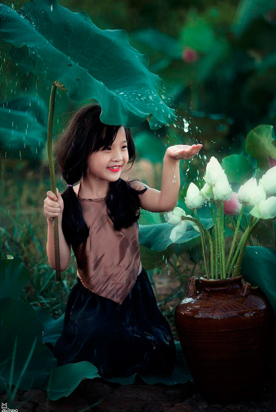 Секрет волшебного фото девочки под дождем с листиком вместо зонтика