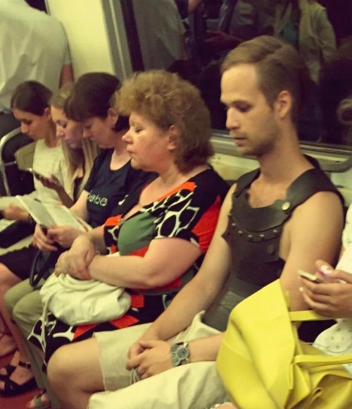 Модники и модницы в метро (23 фото)
