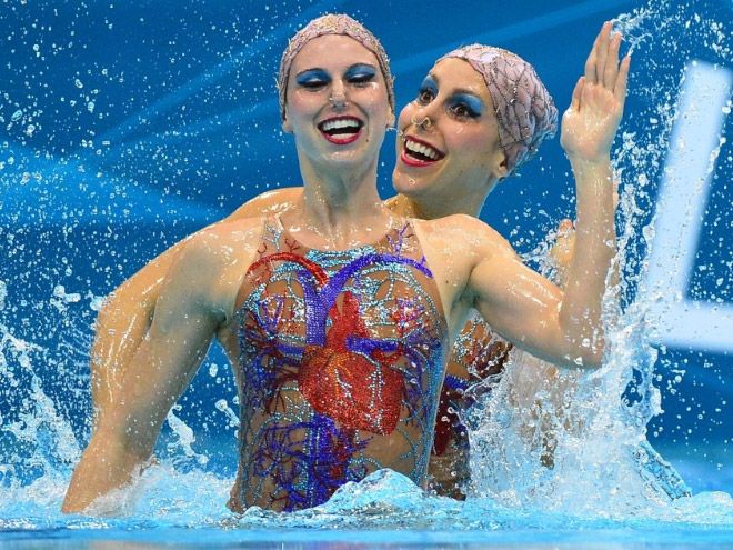 Синхронное плавание выглядит волшебно, если не всматриваться в лица спортсменок