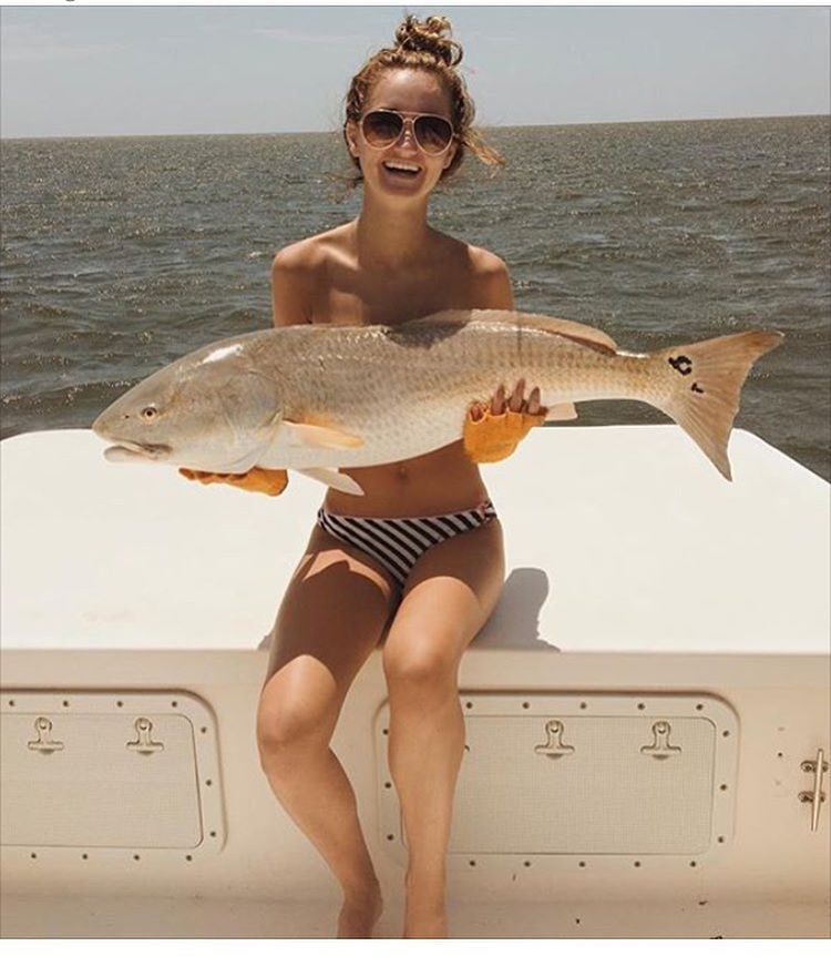 Девушки рыбаков публикуют собственные фотографии с рыбами вместо купальнико...