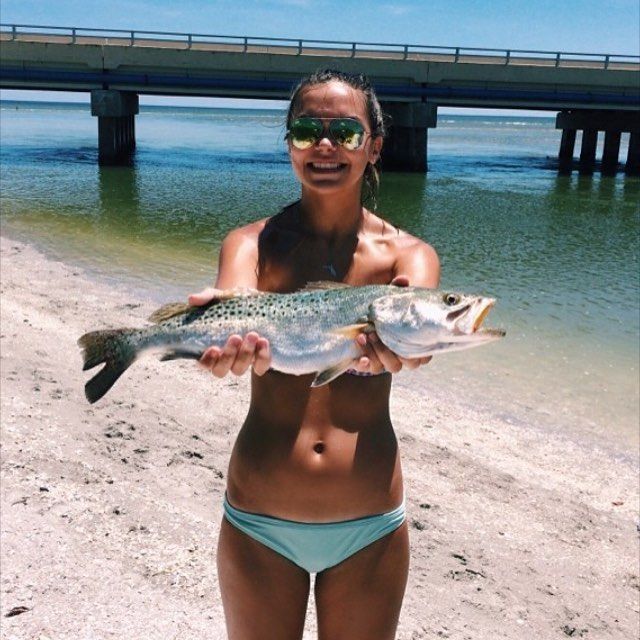 Девушки рыбаков публикуют собственные фотографии с рыбами вместо купальнико...