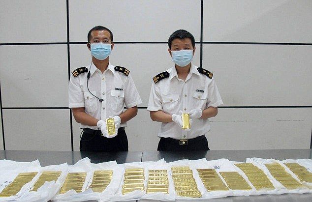 Китайские таможенники задержали 12 туристов, напичканных золотыми слитками