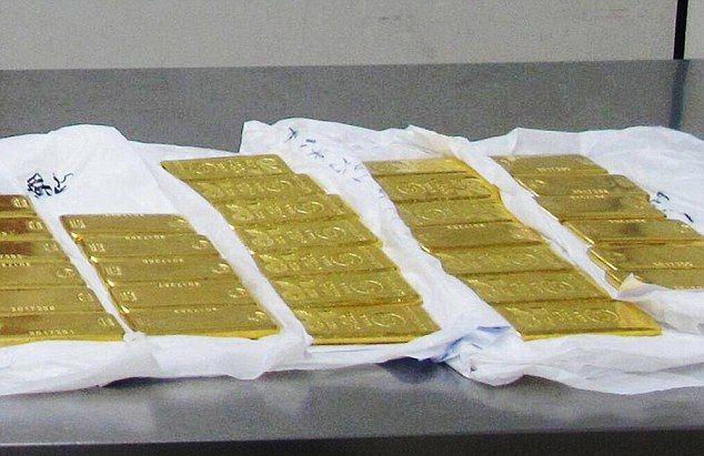 Китайские таможенники задержали 12 туристов, напичканных золотыми слитками