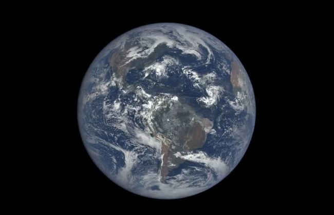 Планета Земля, снятая с расстояния 1,5 миллиона километров