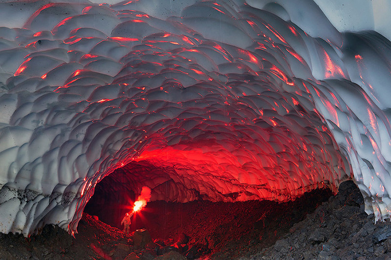 Невероятно долго. Вулкан Мутновский Ледяная пещера. Ледяная пещера возле вулкана Мутновского, Россия. Ледяная пещера Камчатка. Ледниковая пещера вулкана Мутновский на Камчатке.