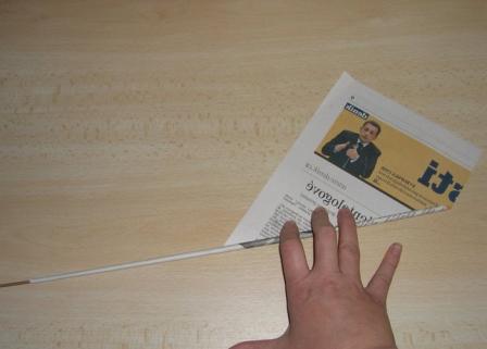 скручиваем газету в трубочку