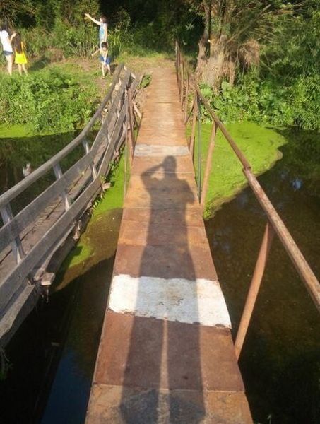 В нижегородском поселке построили мост из могильных плит