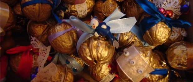 Новогодняя ёлка из скорлупы грецких орехов.