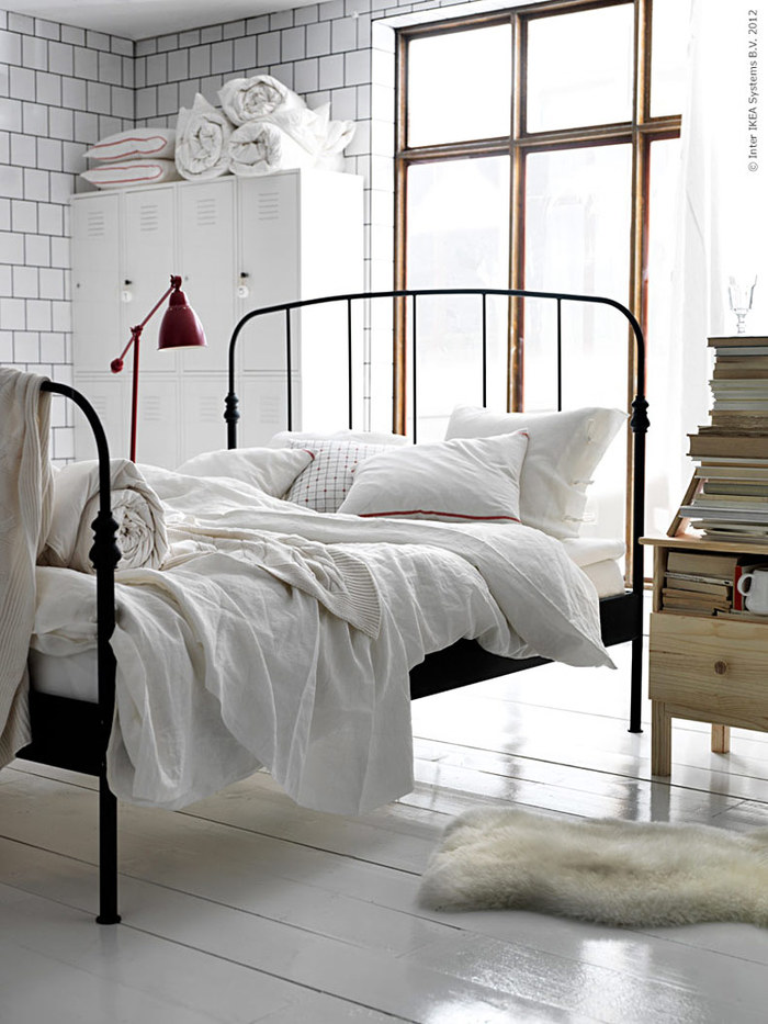 Интерьер спальни с кованой кроватью: как выбрать лучшую