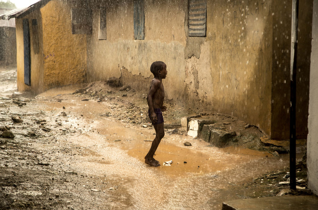 Гол и голодные. Бедный Африканский мальчик. Бедные школы в Африке.