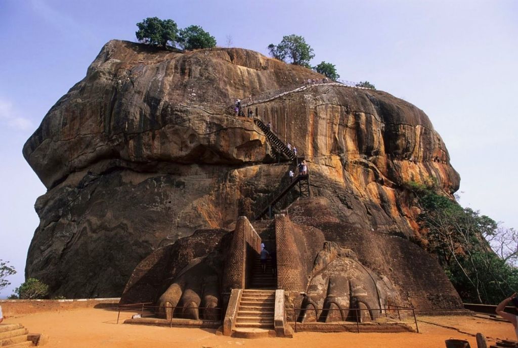 Замок Сигирия (Sigiriya), или Львиная скала (Lions Rock) .
