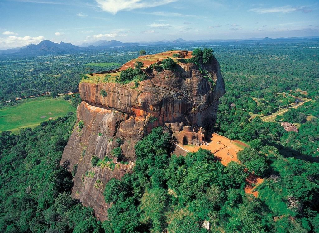 Замок Сигирия (Sigiriya), или Львиная скала (Lions Rock) .