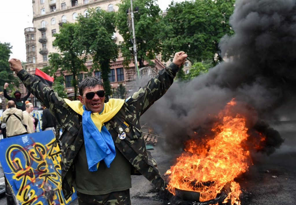 Майдан допрыгались. Украинцы на Майдане. Нацисты на Майдане. Украинские нацисты на Майдане. Хохлы на Майдане.