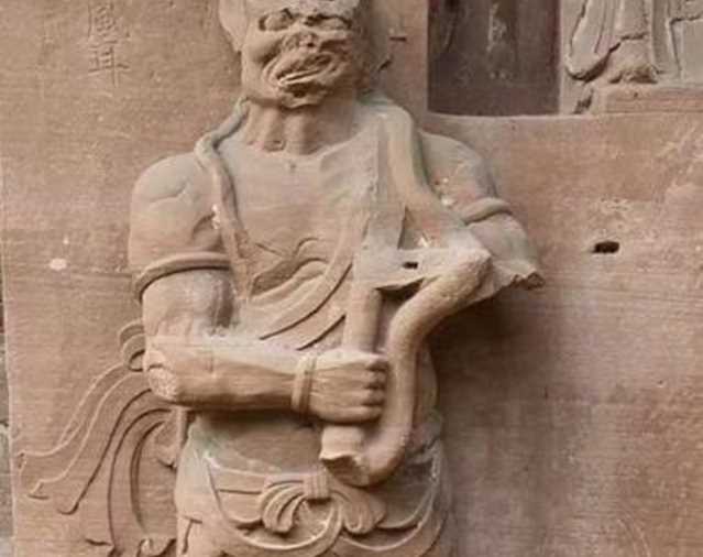 Археологи не могут понять, что держит в руках древняя китайская статуя