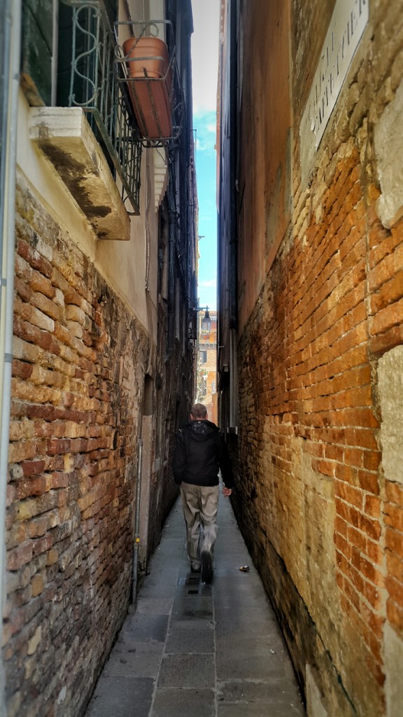 Самая узкая улица в мире 31 см. Узкие улицы Венеции. Узкие улочки Венеции. Самая узкая улица в Венеции. Самая узкая улица.