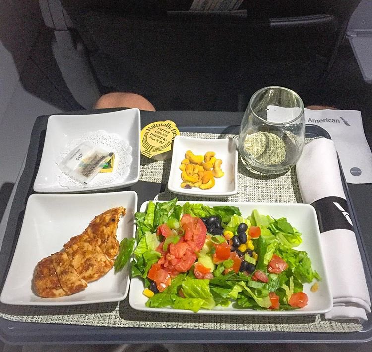 Обед в самолете. Еда в самолете. Ужин в самолете. Обед на борту самолета.
