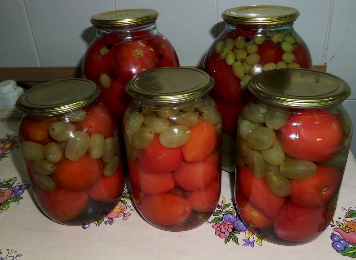 Рецепт помидор под закатку. Консервированные помидоры с виноградом. Помидоры с виноградом на зиму. Закатка помидор на зиму. Закатанные помидоры на зиму.