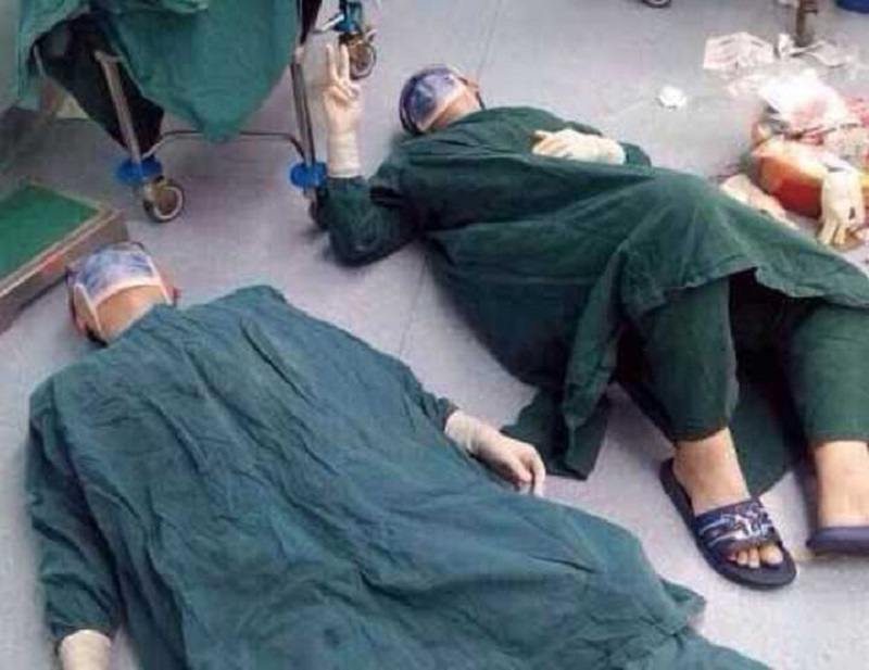 Фото лежащих на полу хирургов разлетелось по всему Интернету! Причина — просто до слёз...
